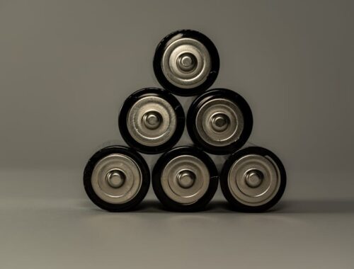 Thuisbatterij installatie met zonnepanelen op een modern huis, ideaal voor duurzaam energiebeheer.