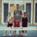 Fervente padelspelers in kleurrijke sportieve kleding op de baan, klaar om te spelen.