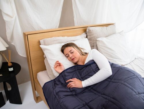Verschillende slaaphulpmiddelen zoals ergonomische kussens en neusstrips voor een betere nachtrust.