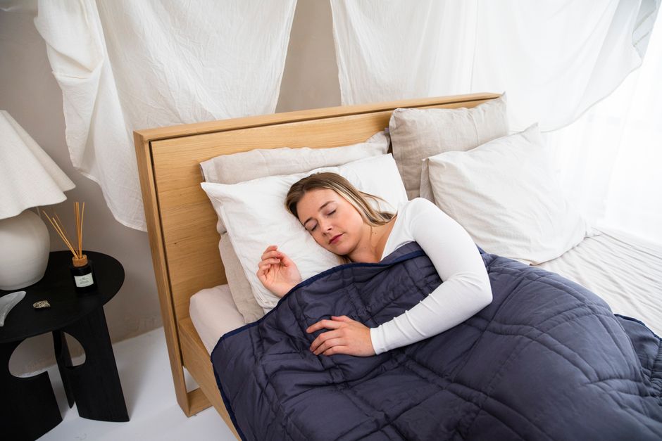 Verschillende slaaphulpmiddelen zoals ergonomische kussens en neusstrips voor een betere nachtrust.