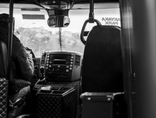 Een buschauffeur rijdt door het Groene Hart, klaar om reizigers veilig te vervoeren in Molenlanden.