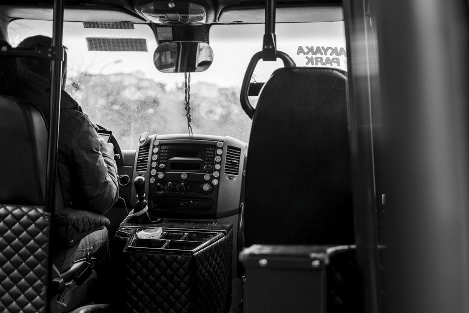 Een buschauffeur rijdt door het Groene Hart, klaar om reizigers veilig te vervoeren in Molenlanden.