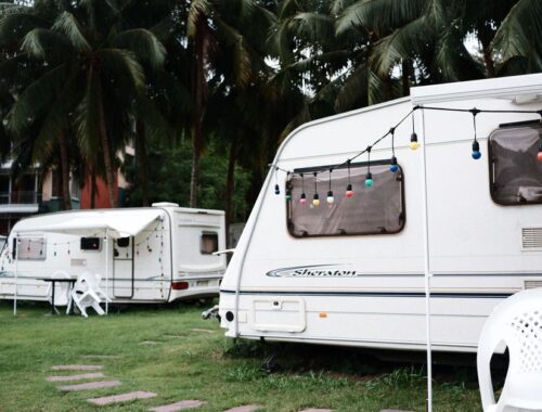 Een ontvochtiger in een caravan die de luchtkwaliteit verbetert en vochtproblemen voorkomt, ideaal voor reizigers met allergieën.