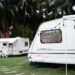 Een ontvochtiger in een caravan die de luchtkwaliteit verbetert en vochtproblemen voorkomt, ideaal voor reizigers met allergieën.