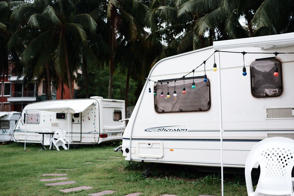 Een ontvochtiger in een caravan die de luchtkwaliteit verbetert en vochtproblemen voorkomt, ideaal voor reizigers met allergieën.